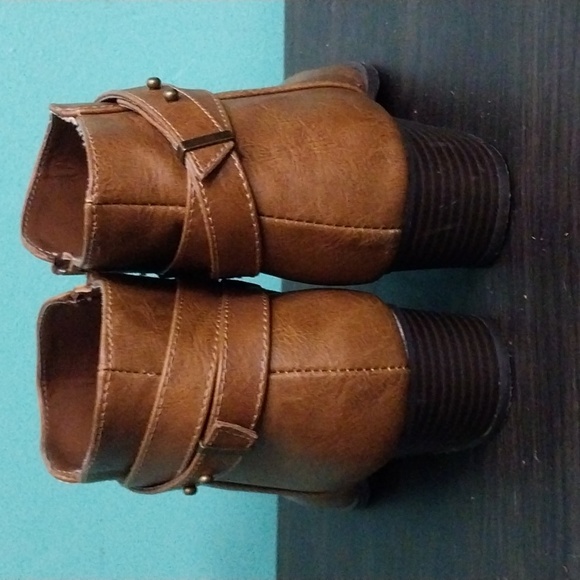 Lauren Conrad Faux Leather Cross Strap Boots Size 9.5 Only worn once. - Picture 4 of 4